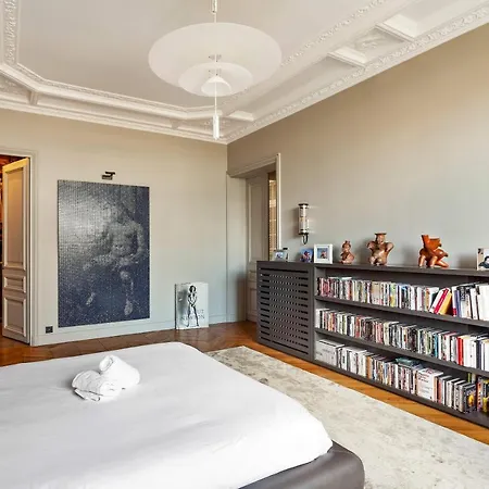 Amazing Notre Dame Apartment