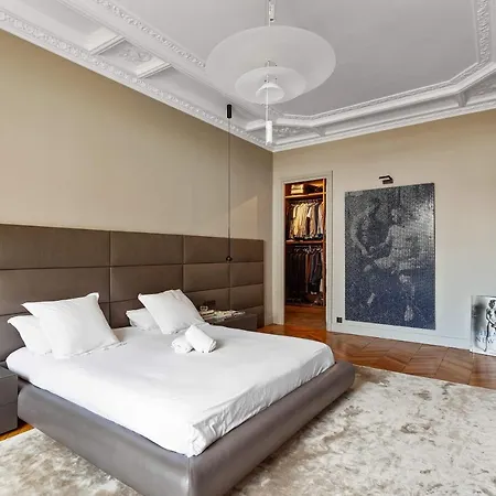 Amazing Notre Dame Apartment *