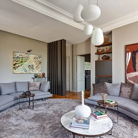 Amazing Notre Dame Apartment
